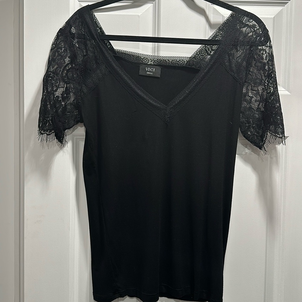 NWOT Vici lace sleeve t-shirt